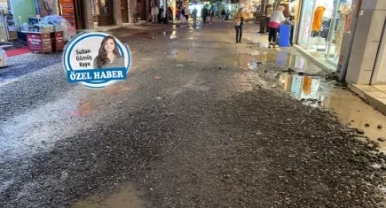 Burası Kemeraltı: Yol bozuk, dükkanlar kirli, esnaf bezmiş, müşteri çamura batmış!