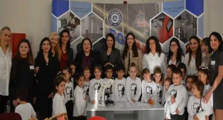 Ege Üniversitesi’nde çocuklar mikroskobun büyülü dünyasıyla tanıştı