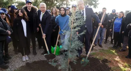 Ege Üniversitesi 100. Yıl Hatıra Ormanı için ilk fidan toprakla buluştu