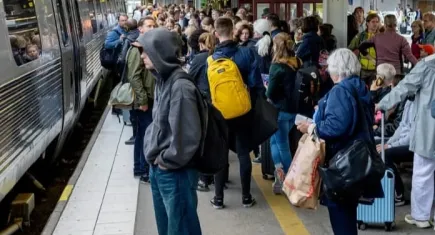 İsveç'te yılbaşı öncesi tren ulaşımında kaos yaşandı..