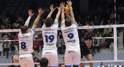 Arkas Spor evinde Halkbank'a mağlup oldu