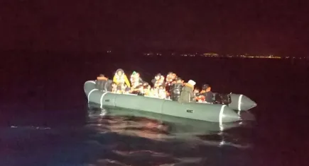 İzmir haber: Batan lastik bottaki 5 düzensiz göçmen aranıyor