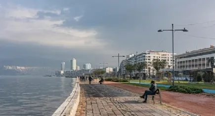 İzmir’e bahar geliyor: Montlar sandıklara