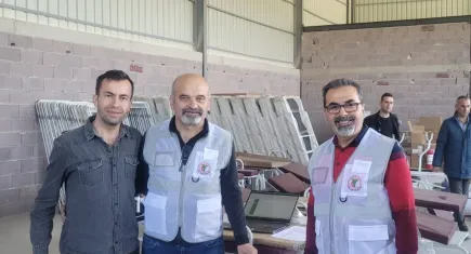 Hekimler dayanışma ile enkazı kaldırıyor