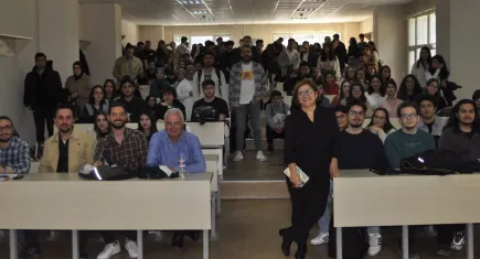 Ege Üniversitesi'nde 'Dünyaya Abayı Yakan Yazar' söyleşisi