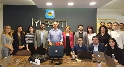 Ümit Özlale, İYİ Parti İzmir İl Başkanlığı'na geldi
