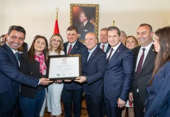 İzmir Büyükşehir'de Cemil Tugay dönemi resmen başladı