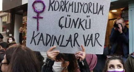 Oyuncu Uraz Kaygılaroğlu’nun o fotoğraflarına bir tepki de EŞİK’ten!