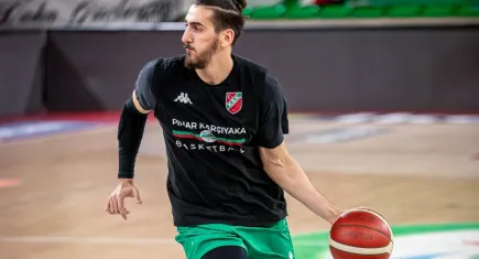 Pınar Karşıyaka'da Kenan Sipahi yuvada kalıyor
