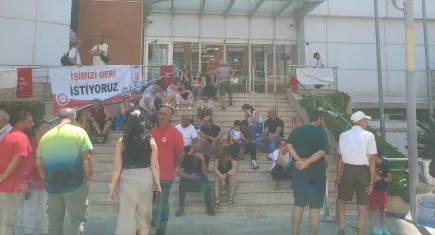 Çiğli'de işçiler meclisin bitmesini bekliyor
