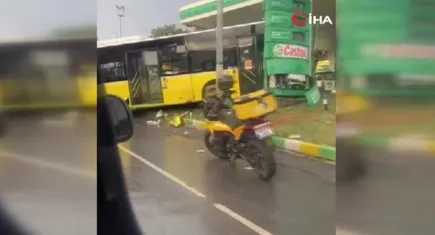 İstanbul'da İETT otobüsü park halindeki araçlara çarptı: Yaralılar var