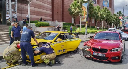 İstanbul'da lüks araç park halindeki ticari taksiye çarptı: Yaralılar var