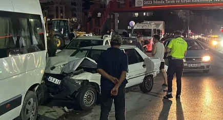 Manisa'da zincirleme kaza: Çok sayıda yaralı var