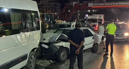 Manisa'da zincirleme trafik kazası: 1 bebek ve 2 çocuk dahil 9 kişi yaralandı