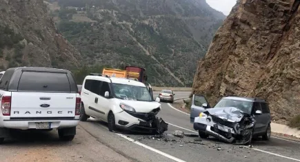 Yağmur nedeniyle kayganlaşan yolda feci trafik kazası : Çok sayıda yaralı var!