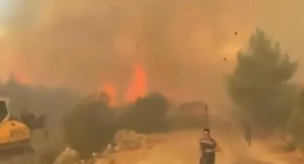 Antalya’daki orman yangınında korkutan anlar: Ekipler kıl payı kurtuldu