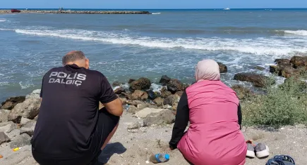 Samsun'da acı bekleyiş: Denize giren genç kurtarıldı, baba kayıp