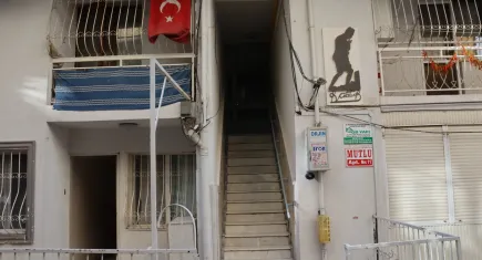İzmir'de yaşanan ev sahibi dehşeti gündeme bomba gibi düştü: Kiracının çaresiz çığlığı kameralarda