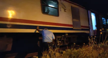 Manisa'da kaza: 2 kardeşe yolcu treni çarptı