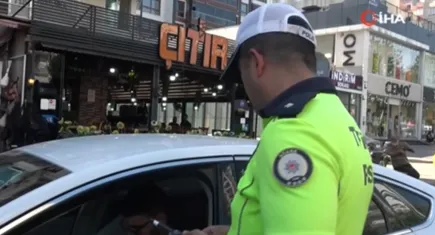Trafik polislerinden ceza yedi, “Haram zehir olsun” dedi