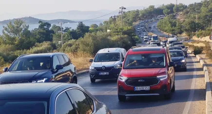 Bodrum hafta sonu tatilcilerin akınına uğradı: 24 saatte giriş yapan 20 bin araç trafiği kilitledi