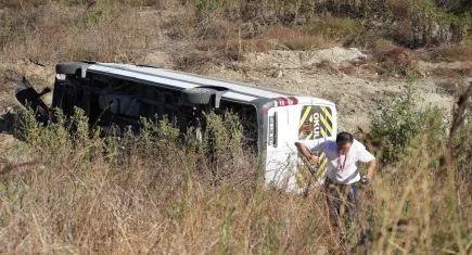 Kuzey Marmara Otoyolu'nda feci kaza: Servis minibüsü şarampole uçtu