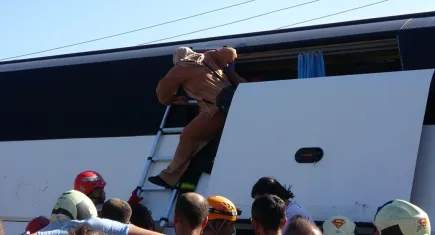 Tur otobüsü devrildi: 43 kişi son dakikalarda kurtarıldı