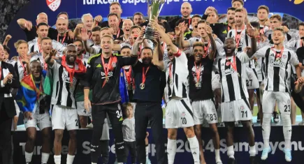 Beşiktaş Turkcell Süper Kupa’yı törenle kaldırdı