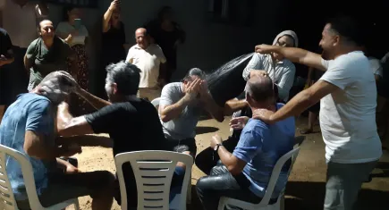 Düğün ortasında damada duş aldırdılar