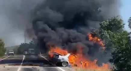 Manisa'da kaza yapan otomobil alevlerin içinde kaldı