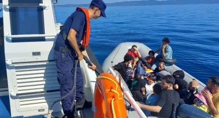 Ayvalık'ta 18 düzensiz göçmen Sahil Güvenlik tarafından kurtarıldı