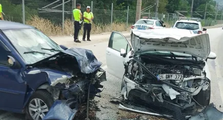 Bilecik'te ölümlü kaza: 2 otomobil kafa kafaya çarpıştı