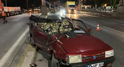 Uşak'ta feci kaza: Otomobil park halindeki tıra çarptı