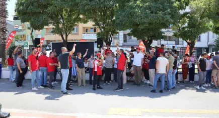 Kemalpaşa ve Çiğli belediyelerinden çıkarılan işçilerin eylemi sürüyor
