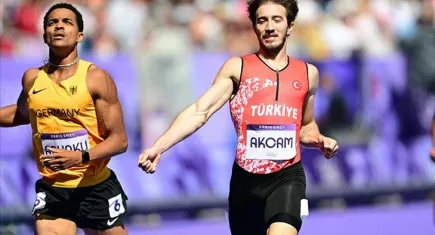 Milli atlet Berke Akçam Paris'te yarı finale kaldı