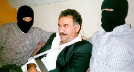 Abdullah Öcalan'ın posteri mezarlık duvarında