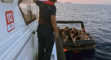 Datça'da Yunan sahil güvenlik ekipleri 10 düzensiz göçmeni Türk karasularına geri itti