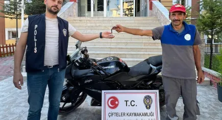 Polis çalıntı motosikleti bulup sahibine teslim etti