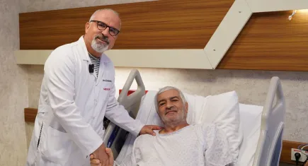 Akciğer kanserine yakalandı: Kazak hasta şifayı İzmir'de buldu