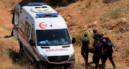 Antalya'da alkollü şahıs kayalıklardan düştü