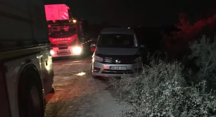 Uçurumda asılı kalan araçtan çıkmaya çalışırken 30 metre yükseklikten düştü