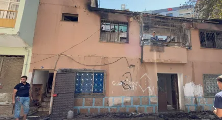 İzmir’de bir ev cayır cayır yandı