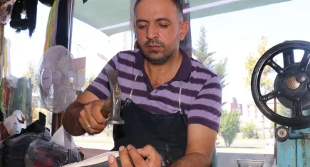 Ayakkabı ustası depremzede kardeşler ayakta kalmak için direniyor