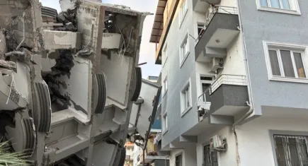 Hatay'da kontrollü yıkım faciası: 5 katlı bina diğer binanın üzerine devirdi