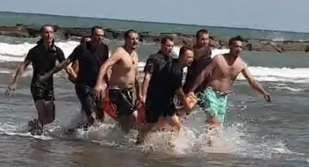 Karadeniz’de can pazarı: Boğulma tehlikesi geçirenleri kurtarmaya çalışırken hastanelik oldu