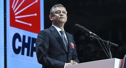Özel, kırık ayakla TBMM'ye geldi!