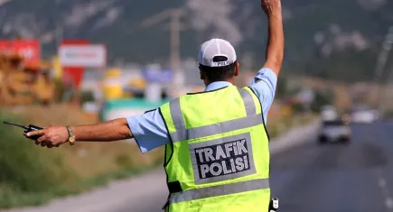İzmir'de yangın sebebiyle yollar trafiğe kapandı!