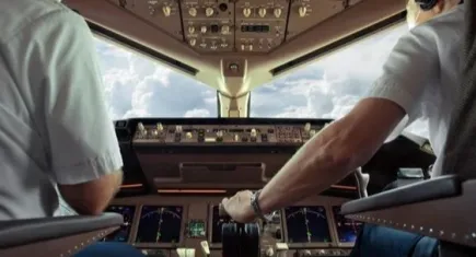 Uçakta korku dolu anlar! Pilot bayıldı