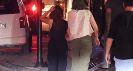 Motosiklet kırmızı ışıkta yola atlayan yayaya çarptı: 3 yaralı