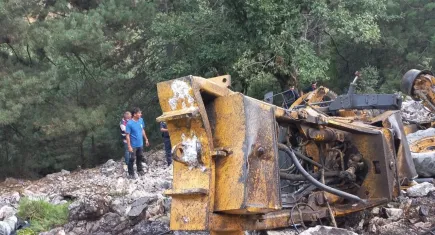 İzmir haber: İş makinesi uçuruma yuvarlandı, operatör hayatını kaybetti